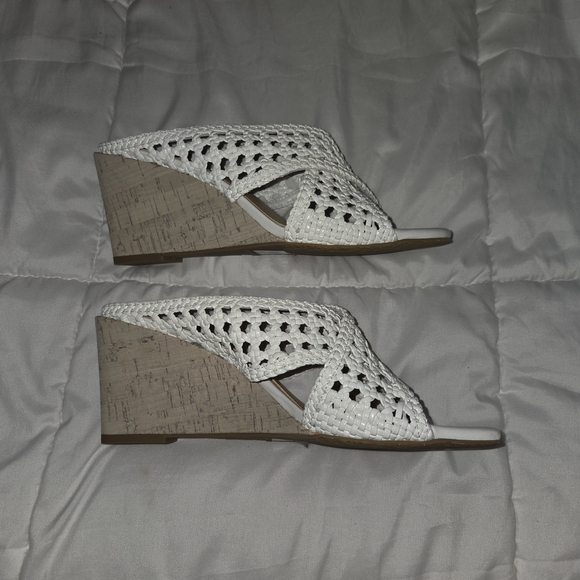 Donald J. Pliner White Women's Shoes - Picture 4 of 7